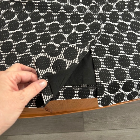 New Beautiful Black & White Dot Pencil Skirt. - Picture 3 of 4